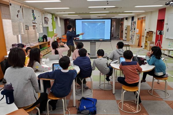 皆で活発な意見を出し合います