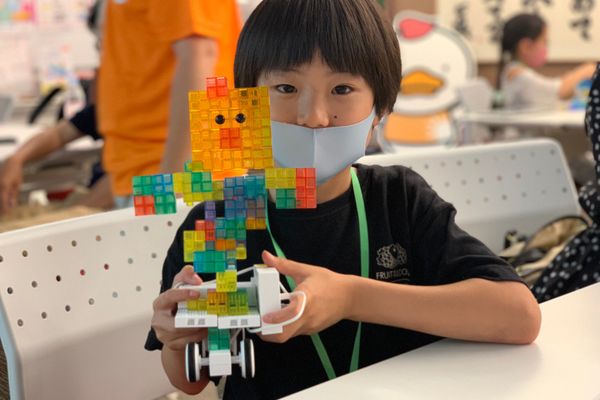 「ボクの車に乗っているのは誰でしょうか？」七田式プログラミングコースは、一人ひとりの個性を大切に育みます。だから楽しい♬