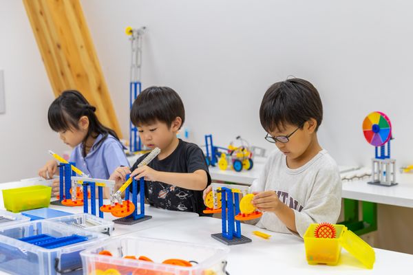 つくる作業に集中し始めると、一気に子供たちの表情は変わります。