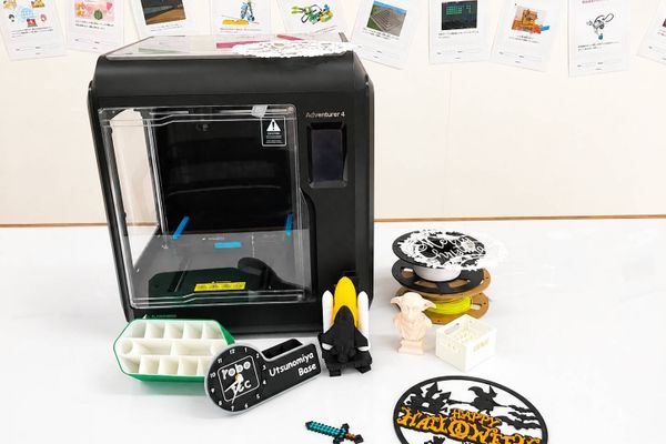 3Dプリンタ＋印刷物サンプルです。どの校舎にも3Dプリンタが置かれています。