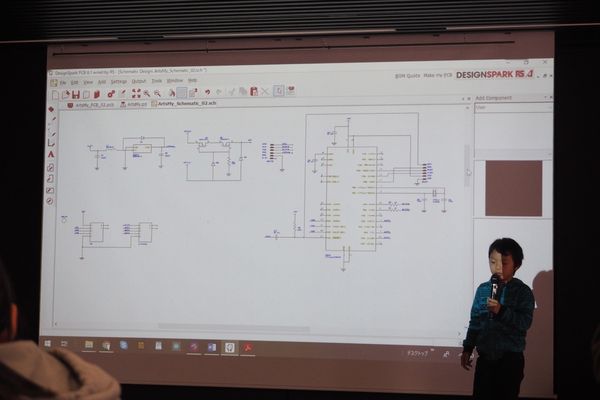 成果報告会で、会社に納品した回路図について説明しました