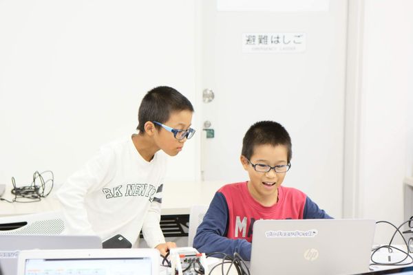 隣の友達と教え合いながらプログラミング。