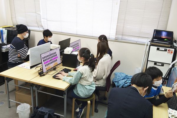 お子様1～2名に対して先生1名の超少人数制。
