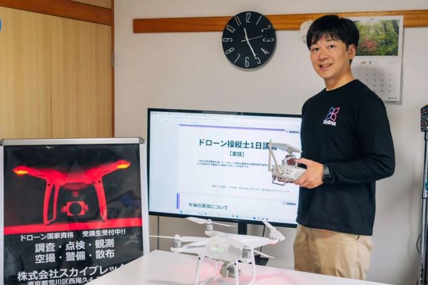 国家資格対応の大人向け校が運営。口コミ評価No.1の指導ノウハウで、入門から将来まで一貫伴走。