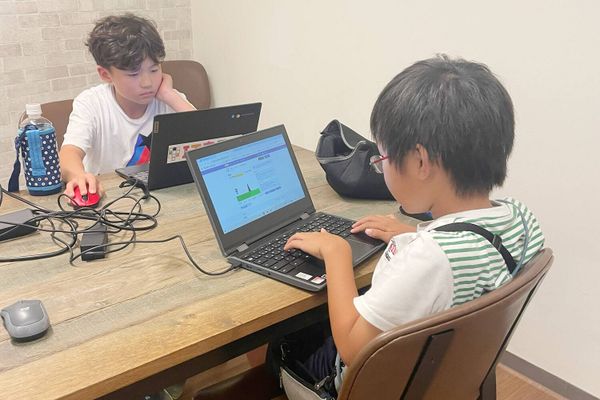 学校以外の友達もでき、お互いのプログラムを見せ合ったり、教えあったりすることもできます。