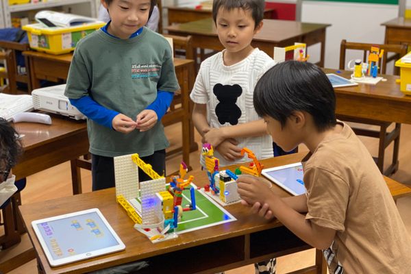 Kicksコースの授業の様子。作品やプログラムに改良を加え、試行錯誤を繰り返しながら、理解を深めます。