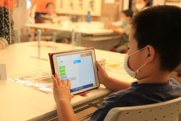 ipadを触る様子も様になってきています。