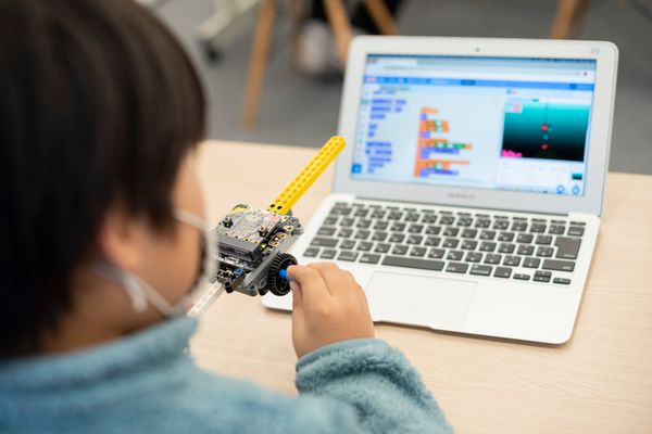 様々なプログラミング教材で自由な発想のものづくりを実現します（撮影：2020年12月）