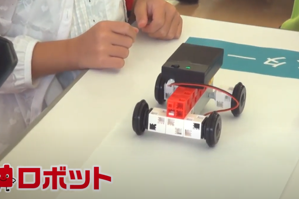 モーターやギヤを使って36種類の仕組みを利用したロボットを組み立てます