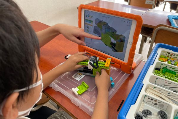 ロボットを自分の手で組み立てる