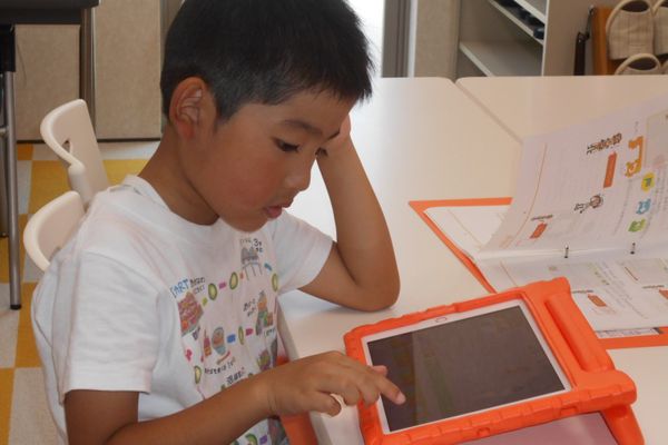 小さなお子様もタブレットに向き合って真剣そのもの。