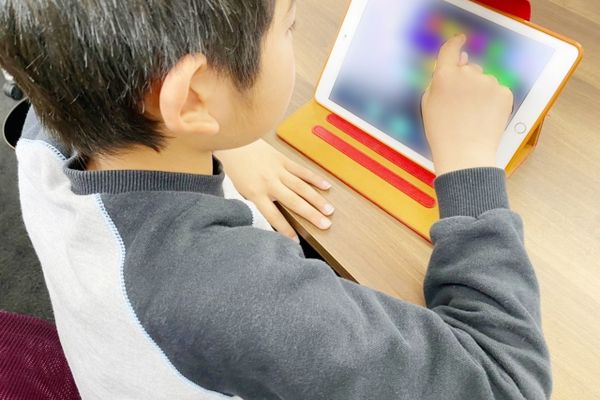 少人数制による個別指導で基礎から高度なプログラミングまで学べる
