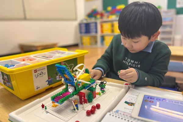 Kicksスタンダードコース（小学1年生）の授業の様子。ハード（原理・原則）、ソフト（論理的思考）、プレゼンテーション（表現力・創造）の3つを柱として学びます。