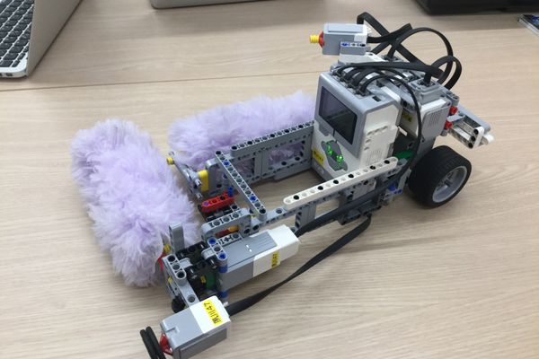 生徒による自由制作（お掃除ロボット）