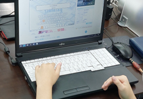 パソコンを使って学びます