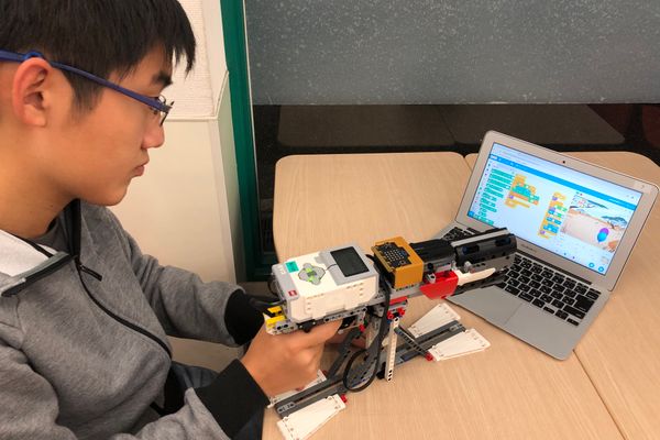 生徒による自由制作（EV3にmicro:bitを組み込みScratchで動かすシューティングゲーム）（撮影：2019年10月）