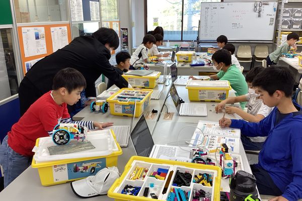 授業を行う先生はお子さまに寄り添ったアドバイスができるよう、日々研鑽を続けています。