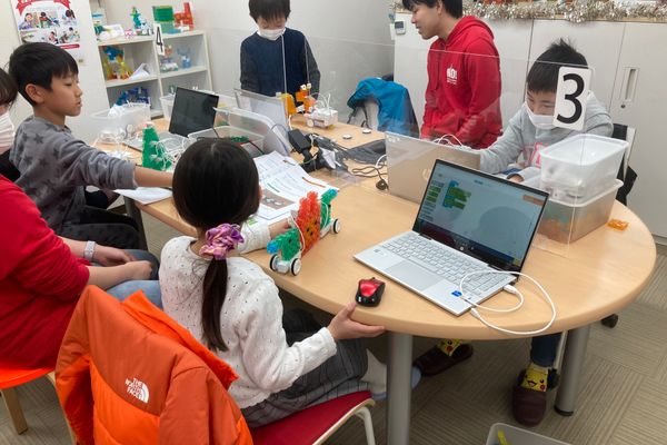 授業の一コマ。指導者はあくまでも教えるのではなく、子どもたちそれぞれの希望や進捗に沿って質問したり相談に乗ったりすることで引き出す役割があります。【2023年12月撮影】
