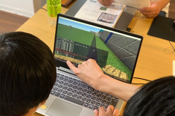 授業風景（マイクラコース：ゲームを使って本格的に学ぼう！）
