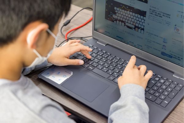 パソコンやプログラミングが初めてでも安心して取り組める、 基礎能力を高める準備運動を行っています。　