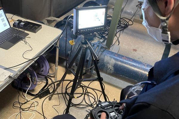 実際の現場でドローンを操作している様子