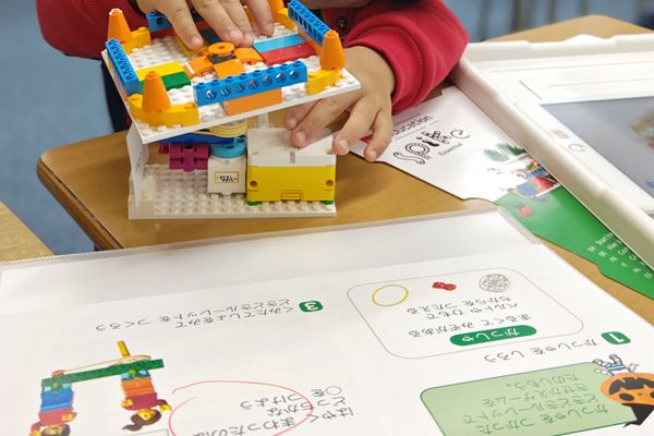 Kicksコースの授業の様子。平面の組立書を見ながら立体物を作ることで、空間認識能力を養います。
