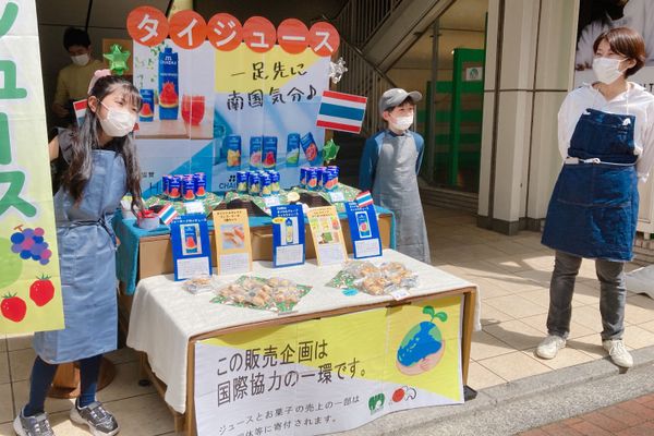 探究コースでは職業体験で販売体験も！