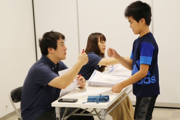 わからないところは、個別にヒントを伝えて自力で解けるサポートをします。自分でわかった”という感覚を踏ませていきます。(2019年9月撮影)