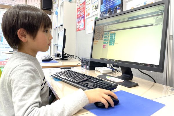 小学生の男の子も楽しくプログラミング！