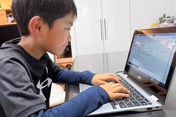 レッスンを受講する男の子