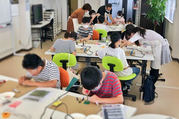 ステップコース特別授業での電子工作の様子