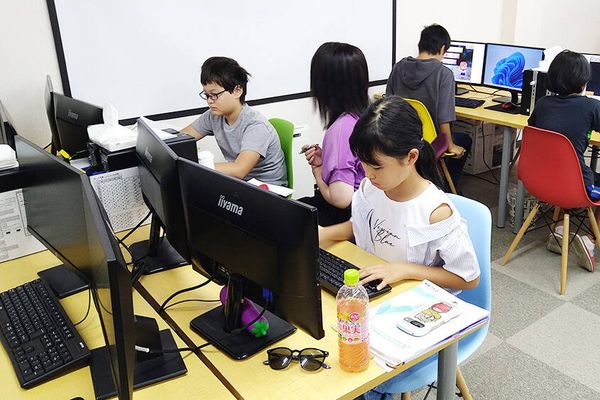 Scratch用6台、Unity用3台、個別ブース4台のPCを設置。全台Windows11＆デュアルディスプレイで快適に学習できます。