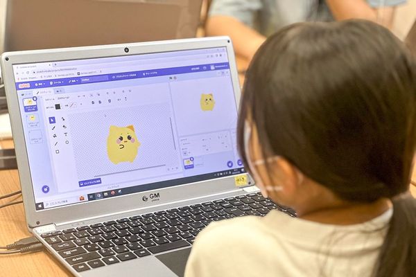 オリジナルの動画教材＆テキストで、手と頭を動かしながら楽しくプログラミング！