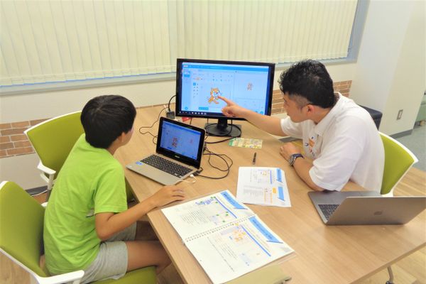 少人数で講師が細かくプログラミングを教えます
