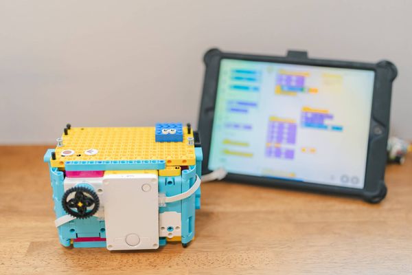 暗号を解くとOPENする金庫