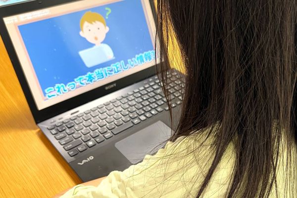 映像授業を見ながら課題に取り組み、一人ひとりのペースで作品を完成させます。