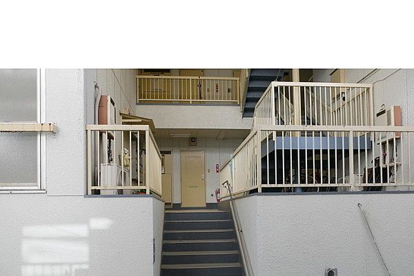 こちらの入り口から階段を上って３階です