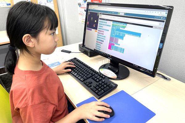 小学生の女の子も楽しくプログラミング！