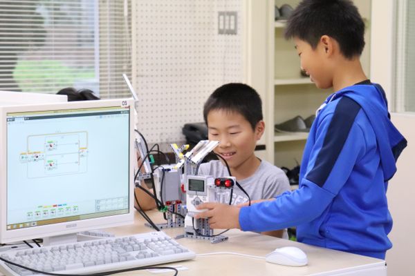時には仲間と相談しながら