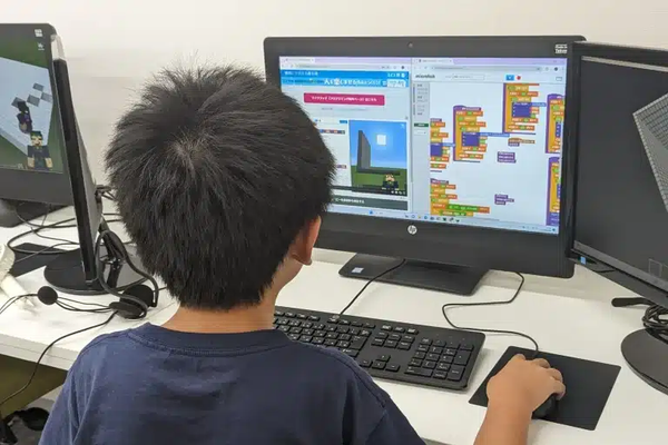 マインクラフトを通してプログラミング学習をしている様子です。
