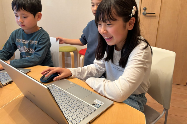 LeLu Kids授業風景、先生１人に５人までの少人数制個別指導です！