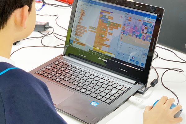 プログラミングブロックを組み合わせてゲームを作成
