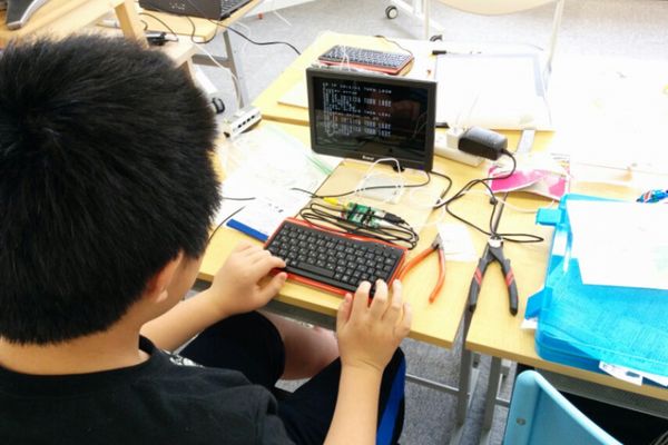 IchigoJamで電子工作に取り組む様子