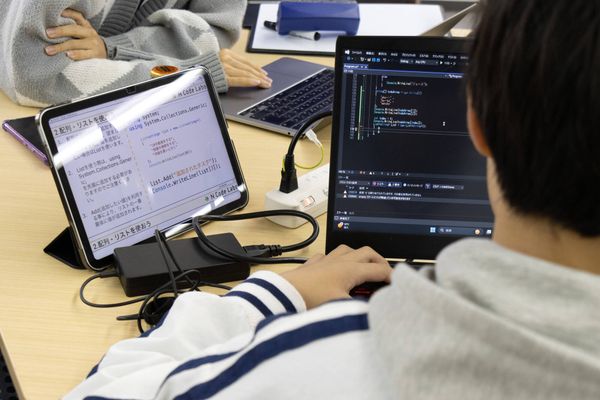 タブレットは無料で貸し出しています。パソコンは持参もレンタルも可能です！