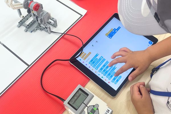 ビジュアルプログラミングと呼ばれる、直感的に動かせるプログラミングを使って、ロボットを動かします！
