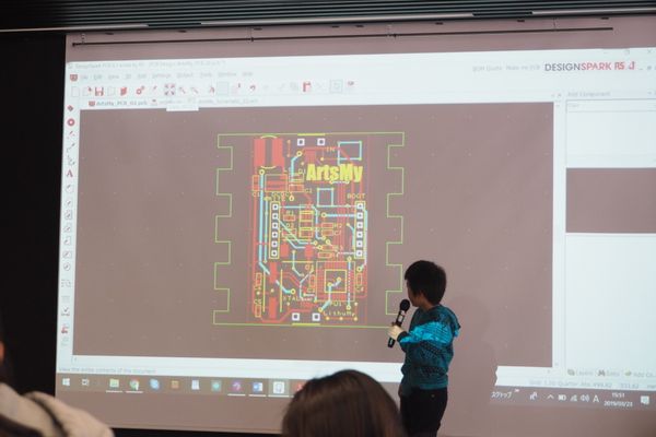 成果報告会で、会社に納品した回路図について説明しました