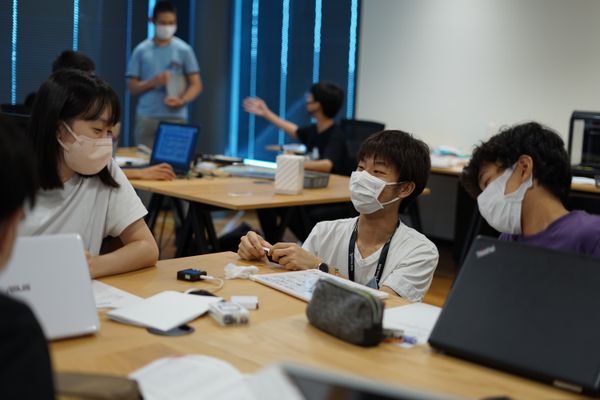 授業は、講師と生徒複数人で行います。