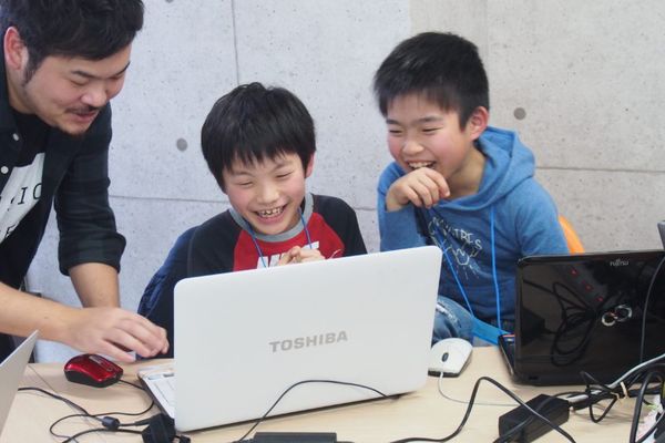 過去に実施したプログラミング体験会の様子です。