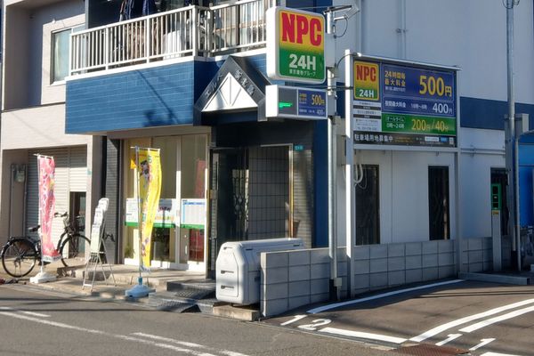 スクールの隣はコインパーキングなので雨の日の送迎も安心です