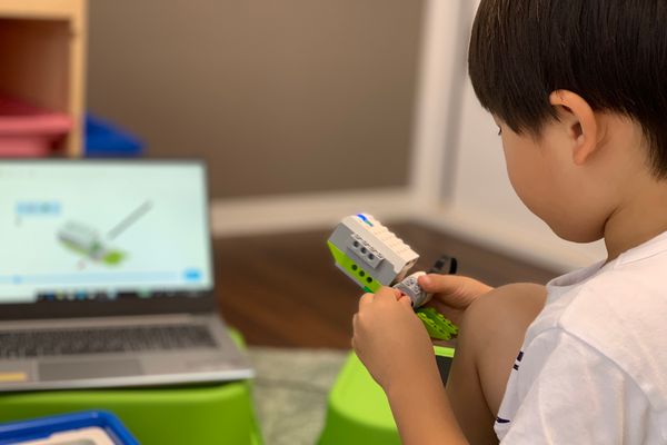 授業風景（ロボットコース：指示書に従ってロボットを作ろう！）